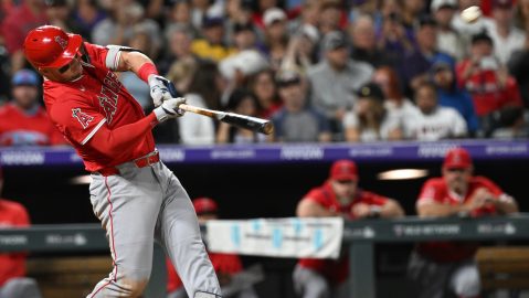 El bateador designado de Los Ángeles Angels, Mike Trout, conecta un jonrón en la octava entrada contra los Rockies de Colorado el sábado 20 de septiembre de 2025 en Denver.