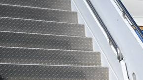 La gobernadora de Puerto Rico, Jenniffer Gonzalez, recibe a Pete Hegseth en la isla