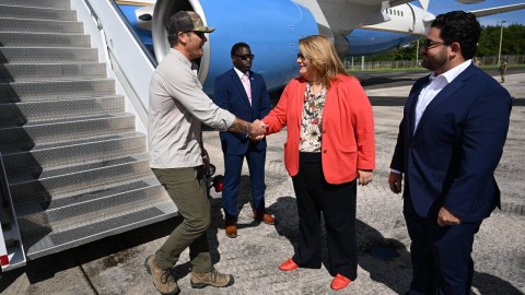 La gobernadora de Puerto Rico, Jenniffer Gonzalez, recibe a Pete Hegseth en la isla