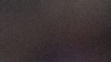 Nicolas Gonzalez disputa un balón con Jon Aramburu en el partido de Eliminatorias entre Argentina y Venezuela.