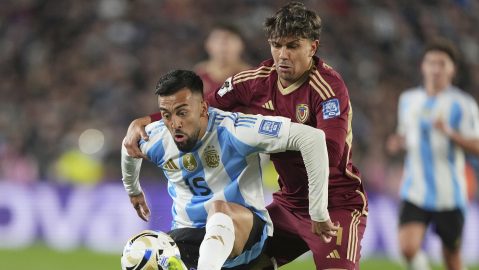 Nicolas Gonzalez disputa un balón con Jon Aramburu en el partido de Eliminatorias entre Argentina y Venezuela.