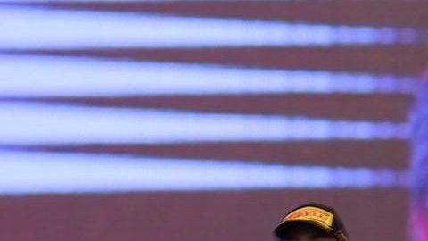 De izquierda a derecha, el piloto de Mercedes George Russell de Gran Bretaña, el piloto de Red Bull Racing Max Verstappen de los Países Bajos y el piloto de Williams Carlos Sainz Jr de España celebran en el podio después del Gran Premio de Fórmula 1 de Azerbaiyán 2025.