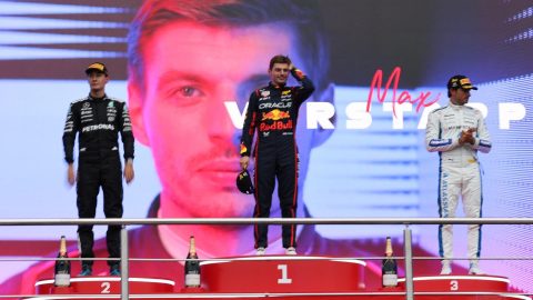 De izquierda a derecha, el piloto de Mercedes George Russell de Gran Bretaña, el piloto de Red Bull Racing Max Verstappen de los Países Bajos y el piloto de Williams Carlos Sainz Jr de España celebran en el podio después del Gran Premio de Fórmula 1 de Azerbaiyán 2025.