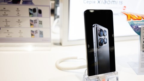 El nuevo teléfono llegará en tres versiones: estándar, Pro y Pro Max, replicando la estrategia de diversificación de Apple con su familia de iPhones.