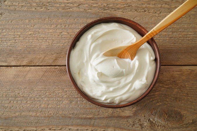 El yogur es un alimento de origen lácteo fuente de proteínas.