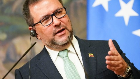 Venezuela denuncia que destructor de EE.UU. retuvo un barco pesquero en el Caribe