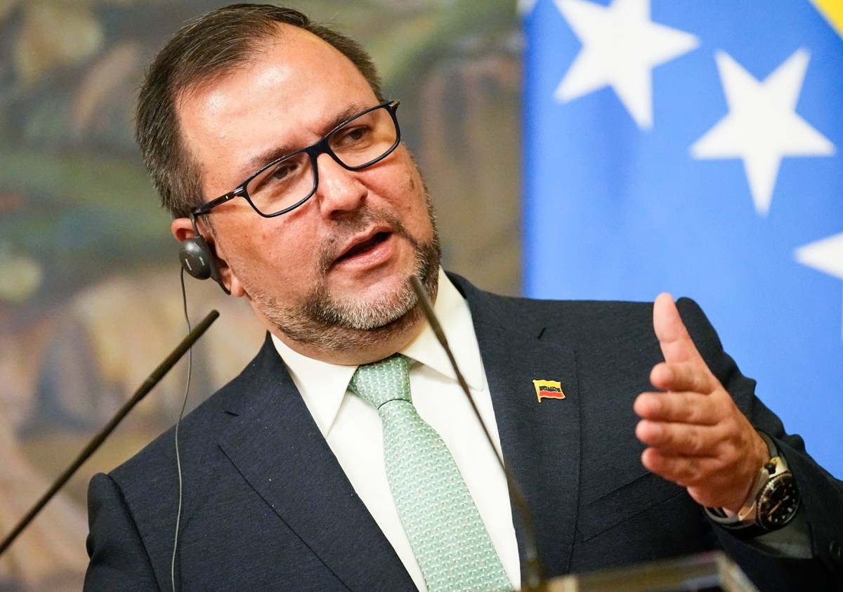 Venezuela denuncia que destructor de EE.UU. retuvo un barco pesquero en el Caribe