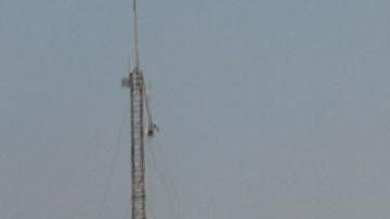 Niños palestinos caminan junto a los escombros de edificios destruidos en la Ciudad de Gaza, Franja de Gaza, el 28 de octubre de 2025, en medio de un alto el fuego entre Israel y Hamás.