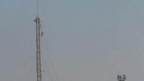 Niños palestinos caminan junto a los escombros de edificios destruidos en la Ciudad de Gaza, Franja de Gaza, el 28 de octubre de 2025, en medio de un alto el fuego entre Israel y Hamás.