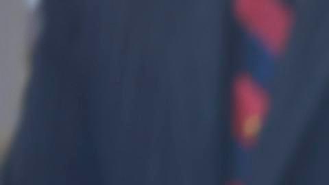 El presidente de Estados Unidos, Donald Trump, acompañado por la fiscal general Pam Bondi (der.), responde a una pregunta de los medios de comunicación durante una conferencia de prensa en la Oficina Oval de la Casa Blanca en Washington, D.C., EE. UU., el 15 de octubre de 2025.