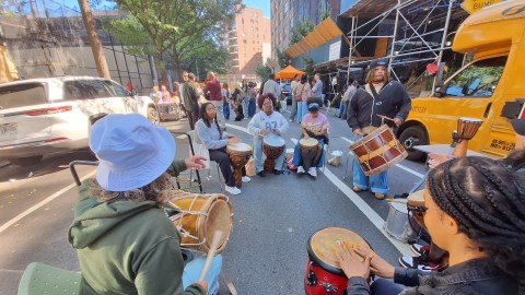 Los tambores sonaron en 'City As Schools' en el Bajo Manhattan.