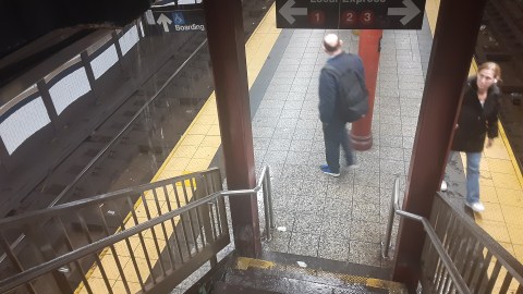 Lluvia dentro de estación del Metro de NYC.
