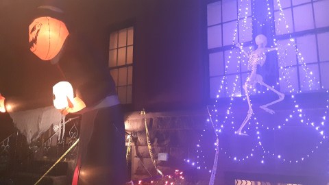 Decoración residencial de Halloween en Nueva York.