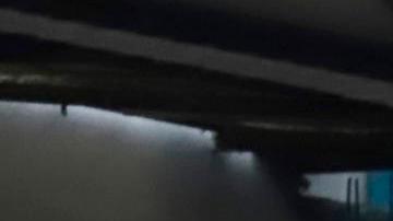 Habitantes de las zonas afectadas por las fuertes lluvias retiran lodo de sus viviendas este domingo, en Huauchinango (México).