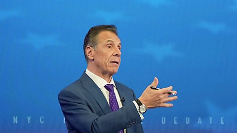 Andrew Cuomo, Curtis Sliwa y Zohran Mamdani en el primer debate oficial por la alcaldía de NYC el 16 de octubre de 2025.