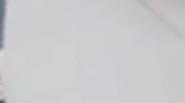 La madre fue captada en video llevando a su bebé al Metro de NYC.