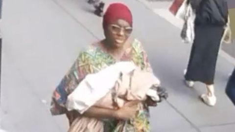 La madre fue captada en video llevando a su bebé al Metro de NYC.