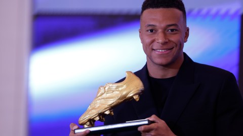 Mbappe con su Bota de Oro.