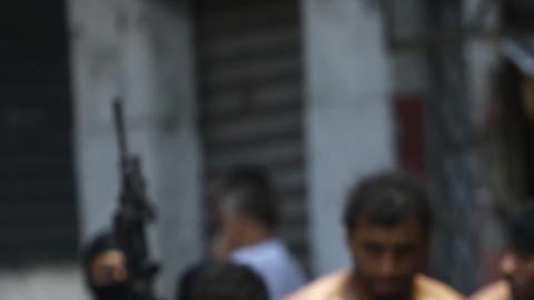 Integrantes de la Policía de Río de Janeiro trasladan a un grupo de personas durante un operativo este martes, en Río de Janeiro (Brasil).