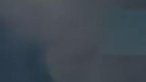 Captura de pantalla de un video publicado en la cuenta oficial de la red social X @SecWar del secretario del Departamento de Defensa estadounidense, Pete Hegseth, que muestra un ataque contra una embarcación en aguas del océano Pacífico.