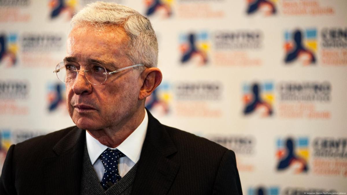 Tribunal de Colombia revoca condena del expresidente Uribe por soborno y fraude procesal