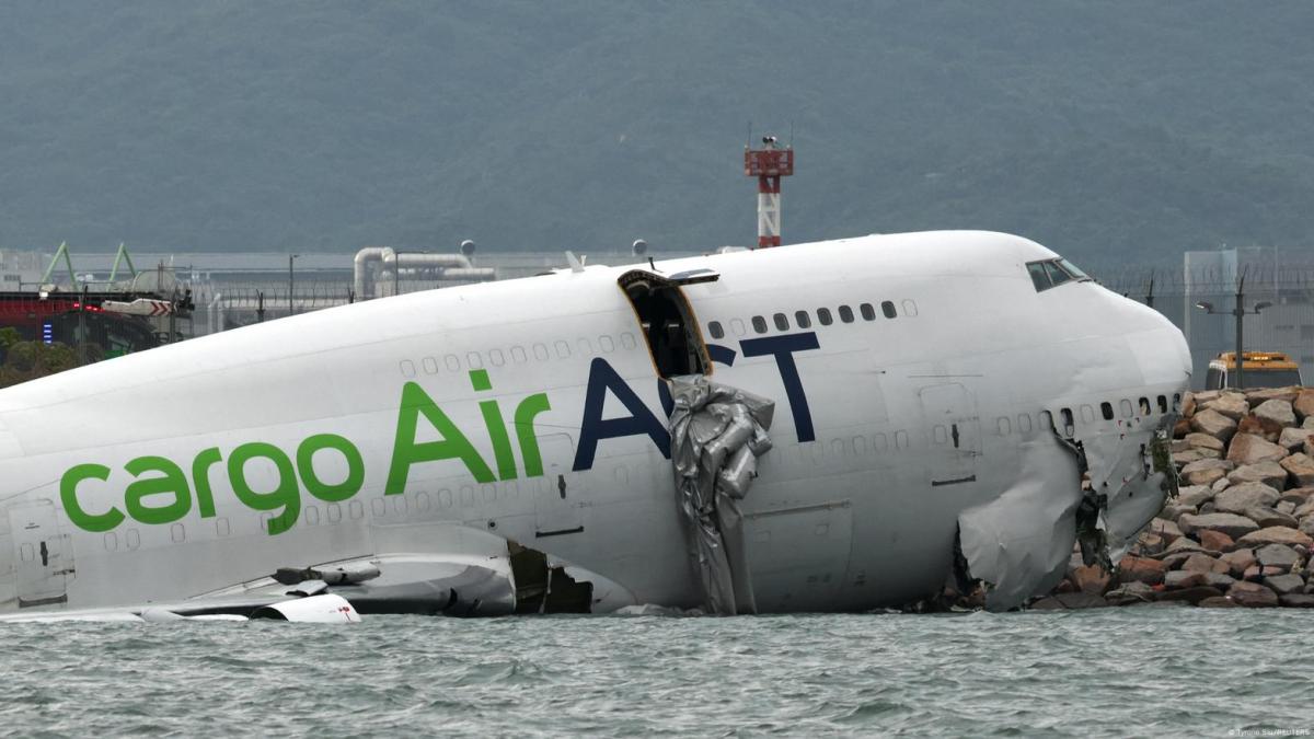 Avión de carga cae al mar tras salirse de la pista en Hong Kong