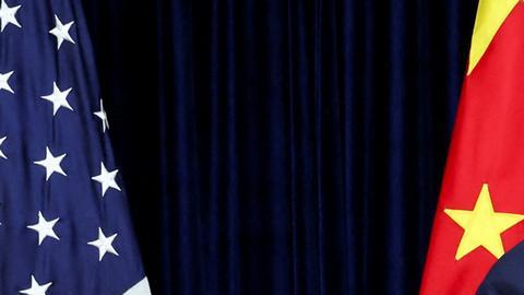 Sentados frente a frente una vez comenzó la reunión bilateral a puerta cerrada.