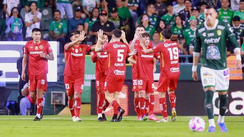 Toluca festeja el primer gol durante la victoria ante León por la Liga MX.
