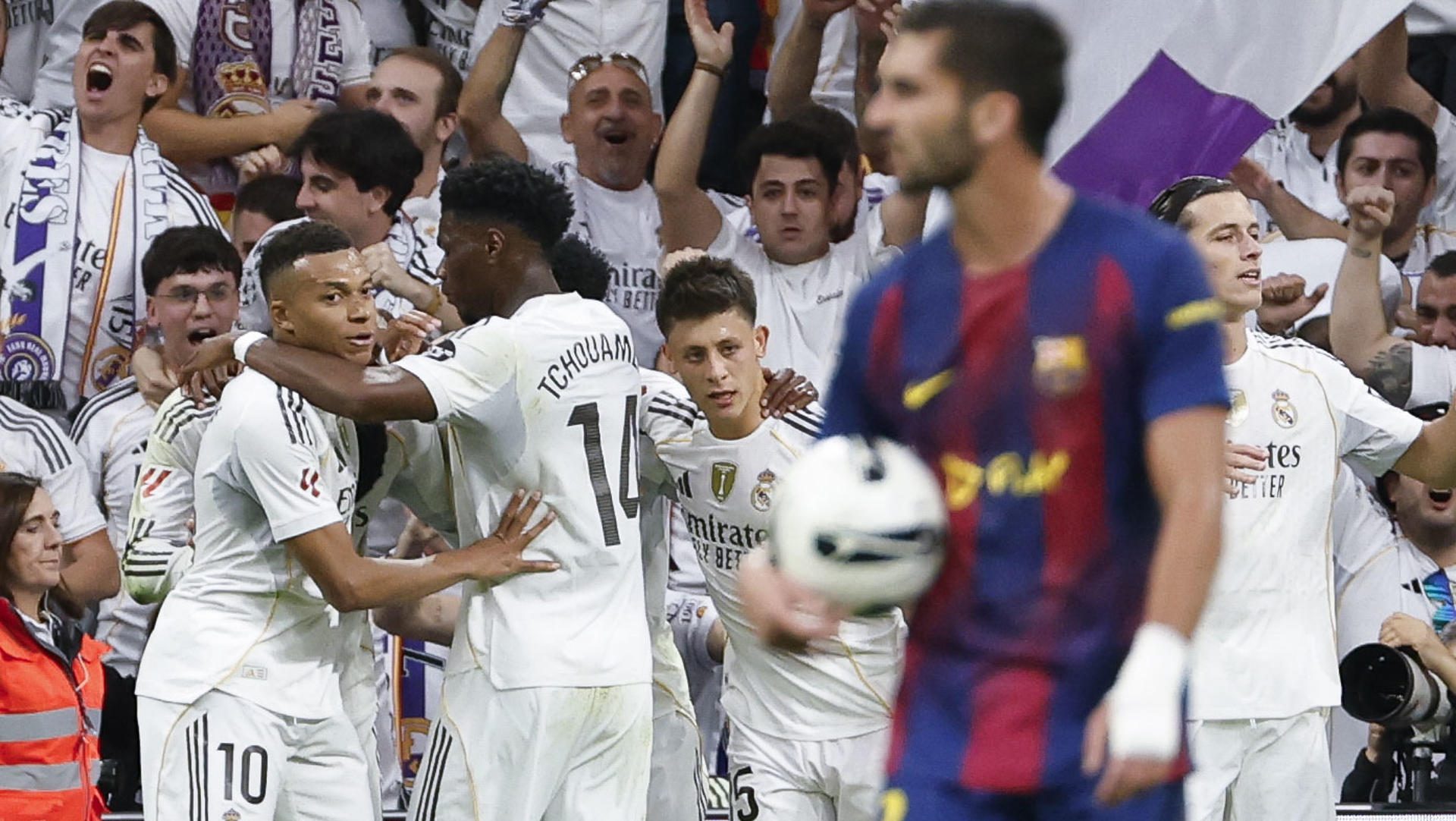 Real Madrid derrota al Barcelona en un Clásico tenso lleno de polémicas ...