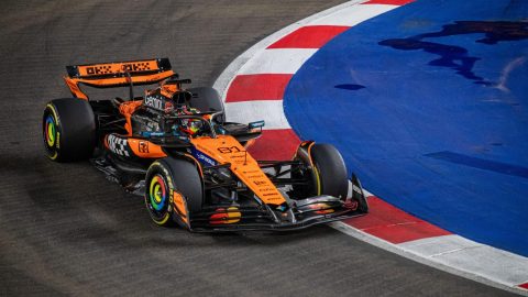 El piloto de McLaren Oscar Piastri de Australia en acción durante el Gran Premio de Singapur de Fórmula 1 de 2025 en el Circuito Callejero de Marina Bay en Singapur, el 5 de octubre de 2025.