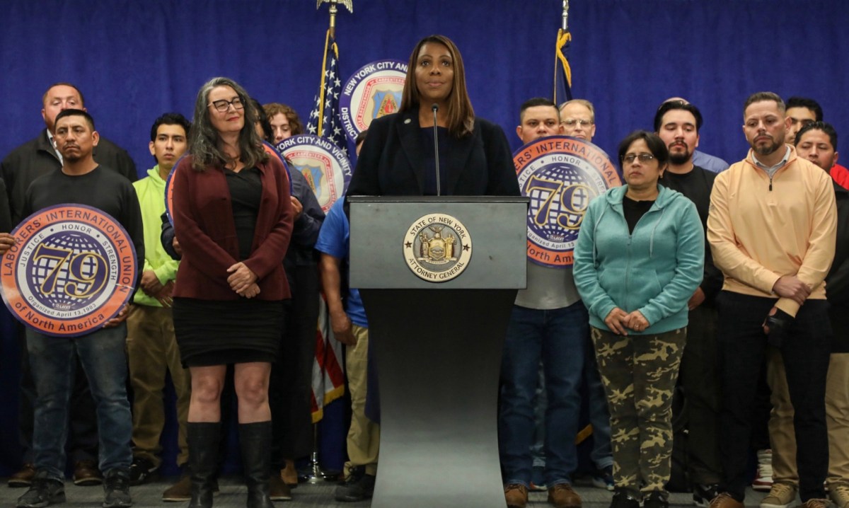 Trabajadores de demolición se anotan victoria y reciben casi $1 millón y medio de dólares de mal empleador