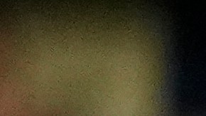 Frenkie De Jong reclama infracción durante el partido del Barcelona ante PSG por la UEFA Champions League.