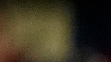 Frenkie De Jong reclama infracción durante el partido del Barcelona ante PSG por la UEFA Champions League.