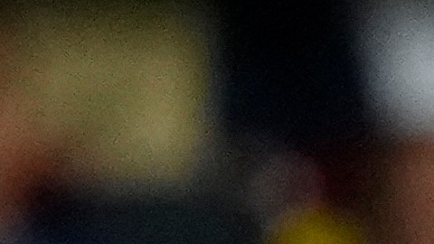 Frenkie De Jong reclama infracción durante el partido del Barcelona ante PSG por la UEFA Champions League.