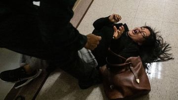 Mónica Moreta fue agredida por el agente frente a sus dos hijos.