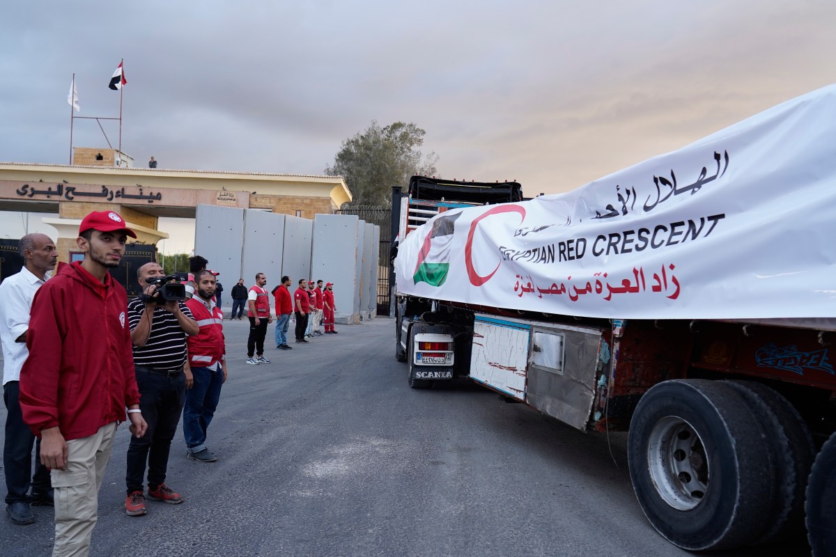 Cientos de camiones de ayuda humanitaria llegan a Gaza