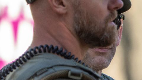 La señora también se enfrentó a empujones con los agentes federales.