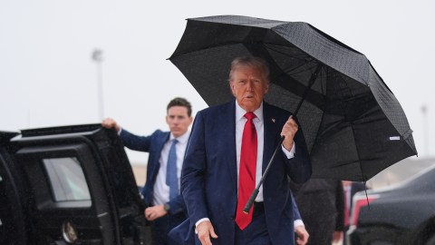 Donald Trump habló brevemente con los medios antes de viajar a Oriente Medio.