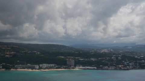 Antes de tocar tierra Melissa en Jamaica, ya se registran intensas lluvias.