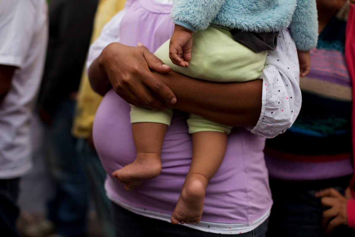 ACLU exige a ICE libere a migrantes embarazadas o en postparto de centros de detención