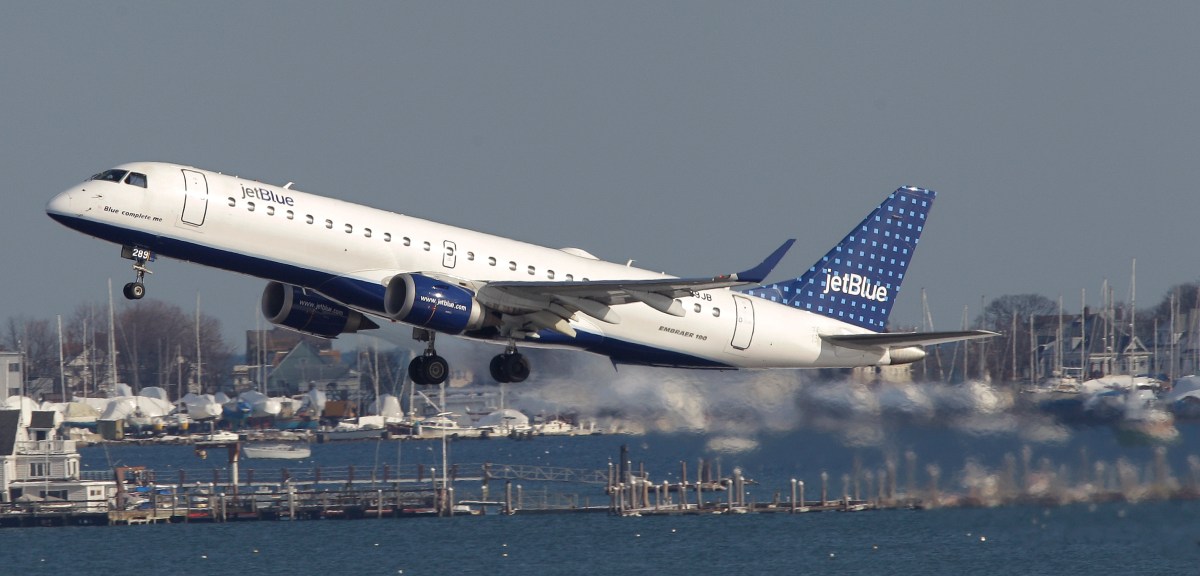 Vuelo de JetBlue aterrizó de emergencia en Florida tras perder altitud: varios pasajeros heridos