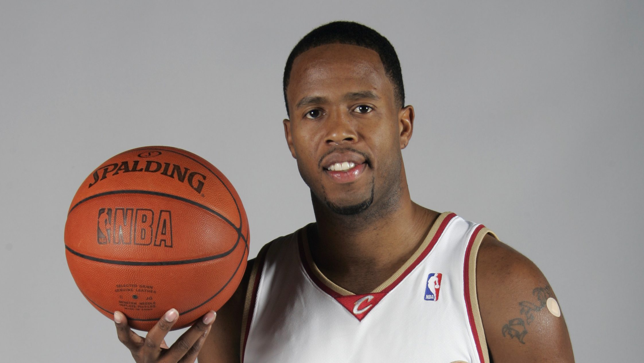 Damon Jones arrestado por filtrar información sobre LeBron James para ...