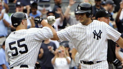 Jesús Montero (derecha), celebra con Russell Martin después de conectar un jonrón de dos carreras durante la séptima entrada de un partido de béisbol contra los Orioles de Baltimore el lunes 5 de septiembre de 2011 en el Yankee Stadium de Nueva York.