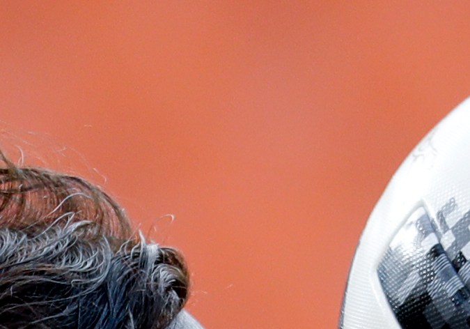 Cavani con el balón de Rusia 2018.