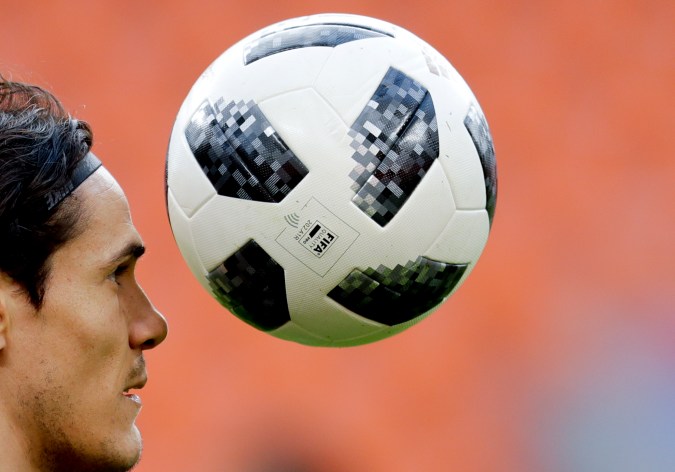 Cavani con el balón de Rusia 2018.