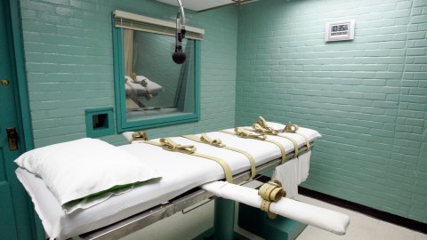 Jones fue hallado culpable de dos cargos de asesinato en primer grado en 1993.