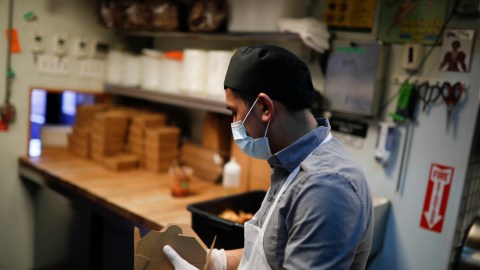 La industria restaurantera es una donde mexicanos han dejado de laborar.