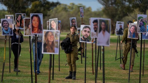 Fotos en homenaje a los asesinados durante el festival Nova, en Israel.