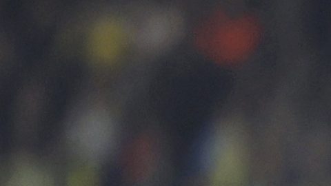 Miguel Crespo del Fenerbahce, al frente, y Sacha Boey del Galatasaray luchan por el balón durante un partido de fútbol de la Superliga turca entre Fernerbahce y Galatasaray en el estadio Sukru Saracoglu en Estambul, Turquía, el domingo 24 de diciembre de 2023.