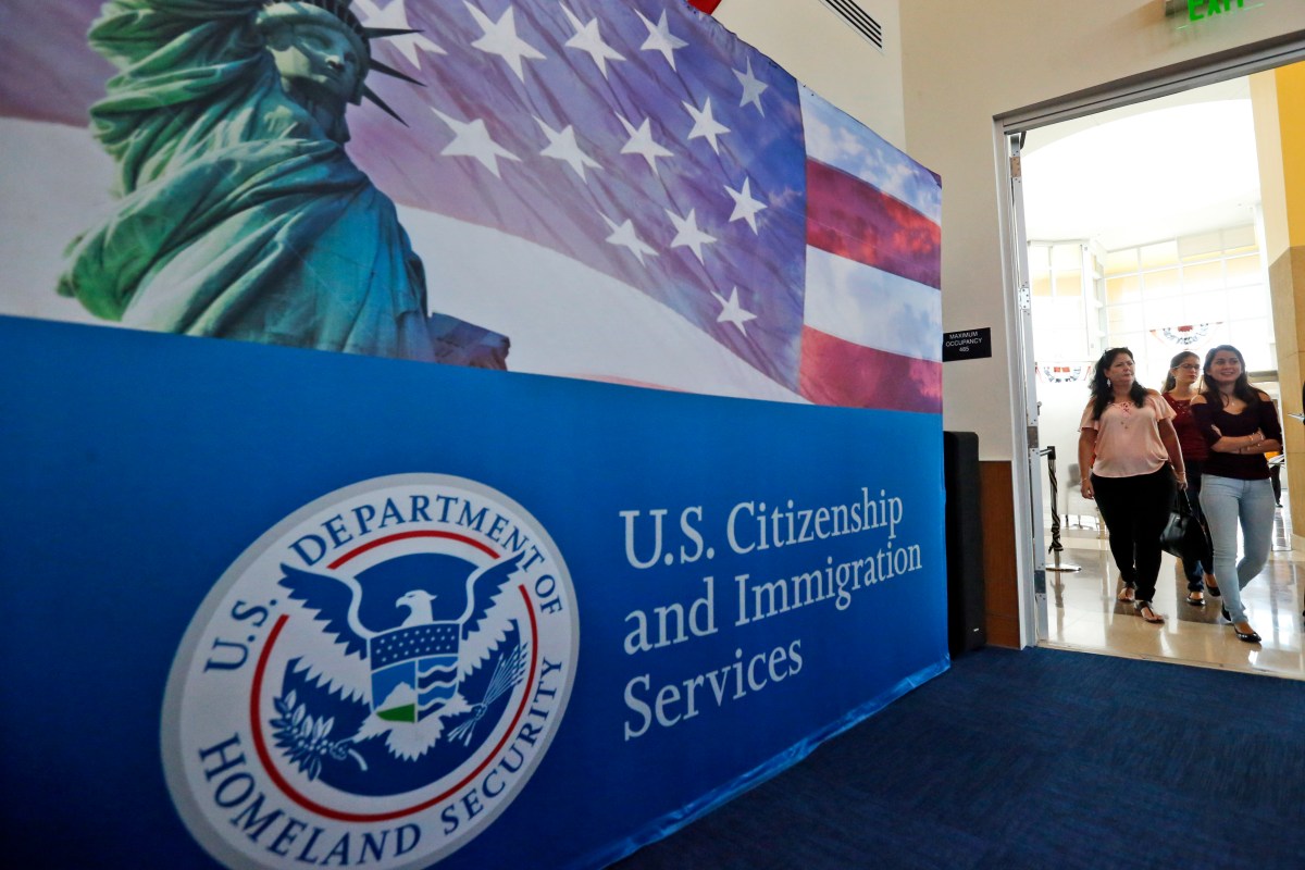 USCIS aclara quién debe pagar la tarifa de $100,000 por visas H-1B